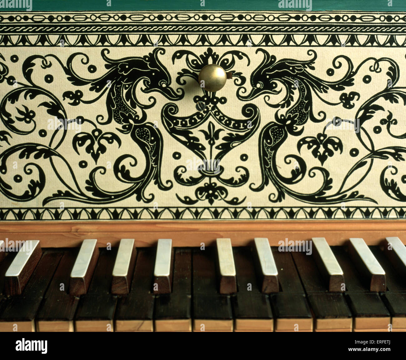 Clavicembalo tastiera, close up mostra decorata in legno. Strumento di  Anthony Goble, ventesimo secolo la riproduzione Foto stock - Alamy