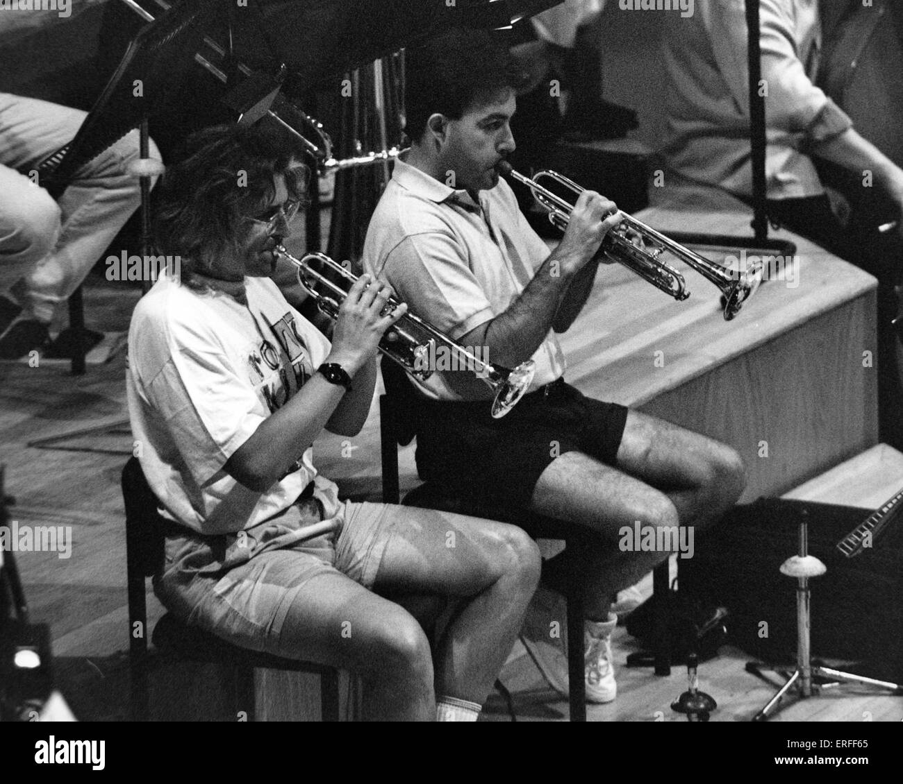 B-flat trombe svolto da Paolo Archibald (L) e Andrea Everton (R) della BBC Orchestra nazionale del Galles Foto Stock