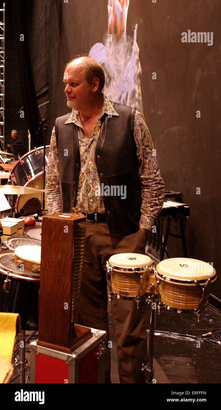 Michael Daugherty, ritratto con i tamburi di bongo 2004. Compositore americano nato nel 1954. Attualmente professore di composizione presso la University of Michigan. Foto Stock