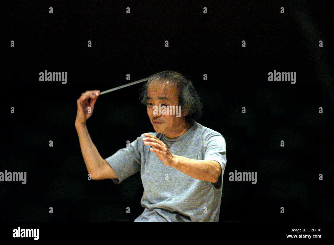 Tadaaki Otaka conducendo con testimone. Settembre 2004, St David's Hall di Cardiff. Conduttore di giapponese Foto Stock