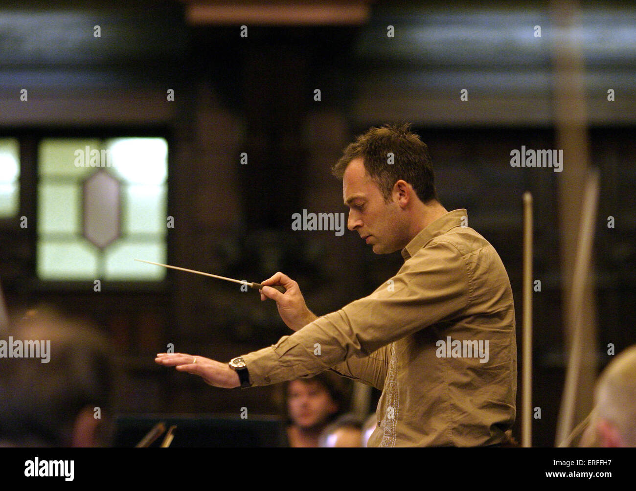 Charles Hazelwood conducendo con testimone. La scambio di carbone, Cardiff. Settembre 2004. Direttore britannico Foto Stock