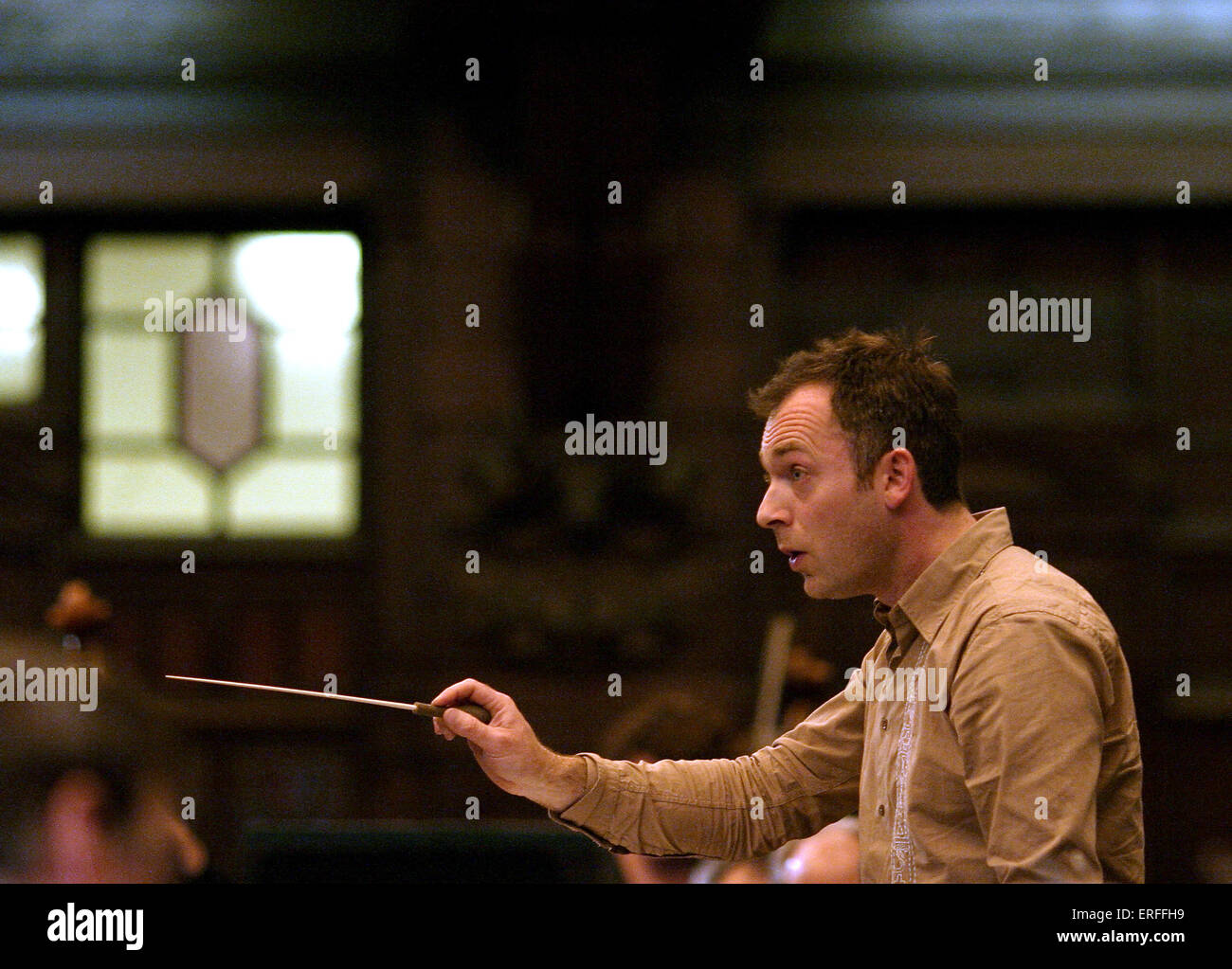 Charles Hazelwood conducendo con testimone. La scambio di carbone, Cardiff. Settembre 2004. Direttore britannico Foto Stock