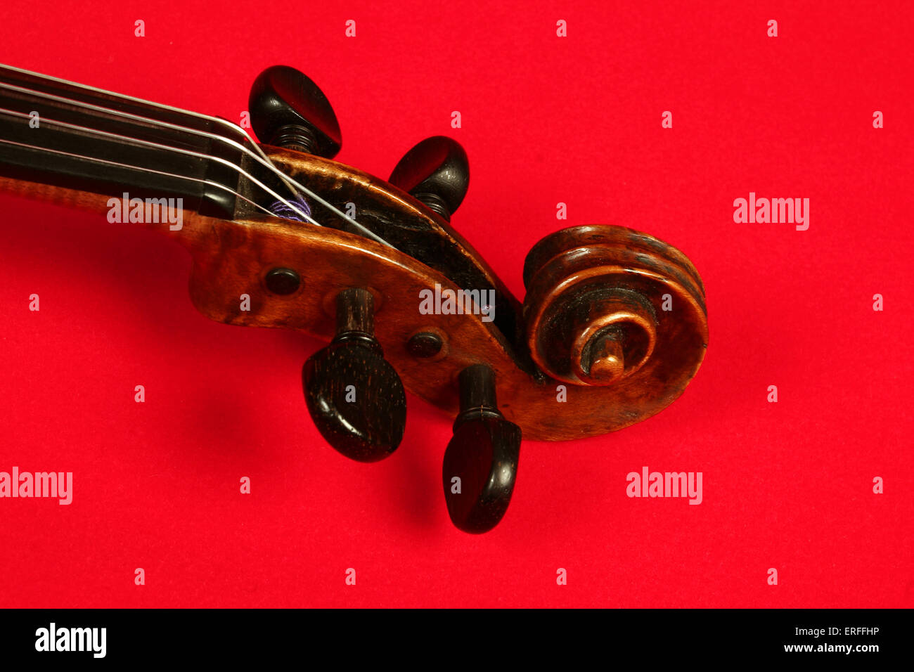 Violino di scorrimento, xix secolo inglese violino sfondo rosso Foto Stock