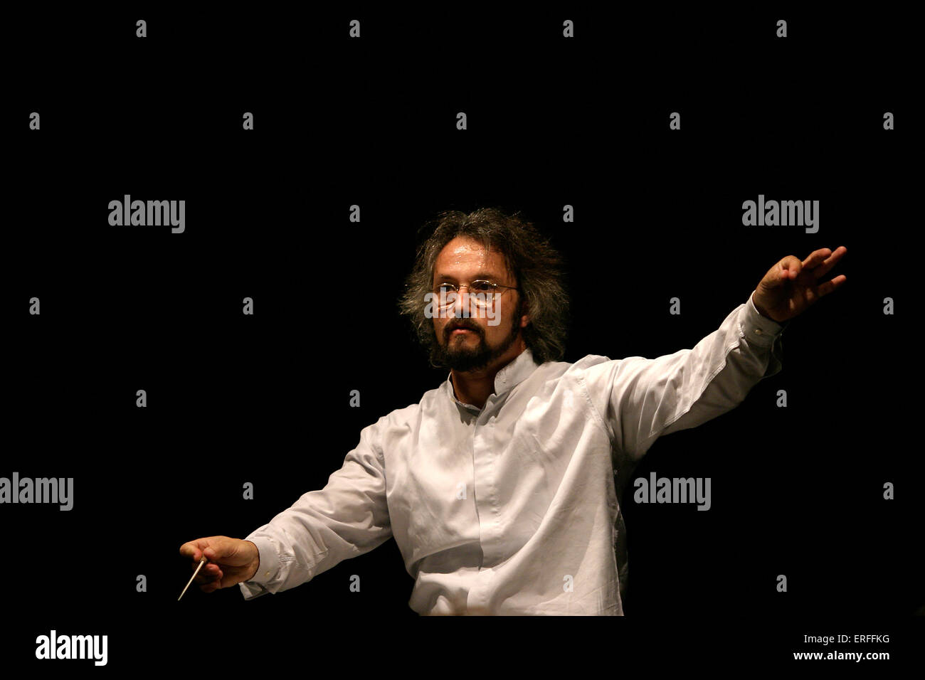 Carlos Kalmar conduzione, ottobre 2004. Wiltshire Music Center. Conduttore austriaco. Nato in Uruguay per genitori austriaci Foto Stock