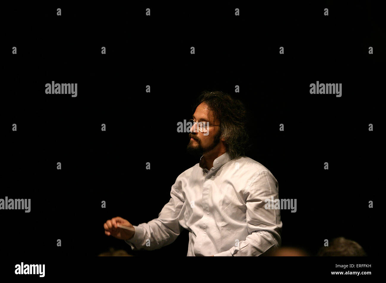 Carlos Kalmar conduzione, ottobre 2004. Wiltshire Music Center. Conduttore austriaco. Nato in Uruguay per genitori austriaci Foto Stock