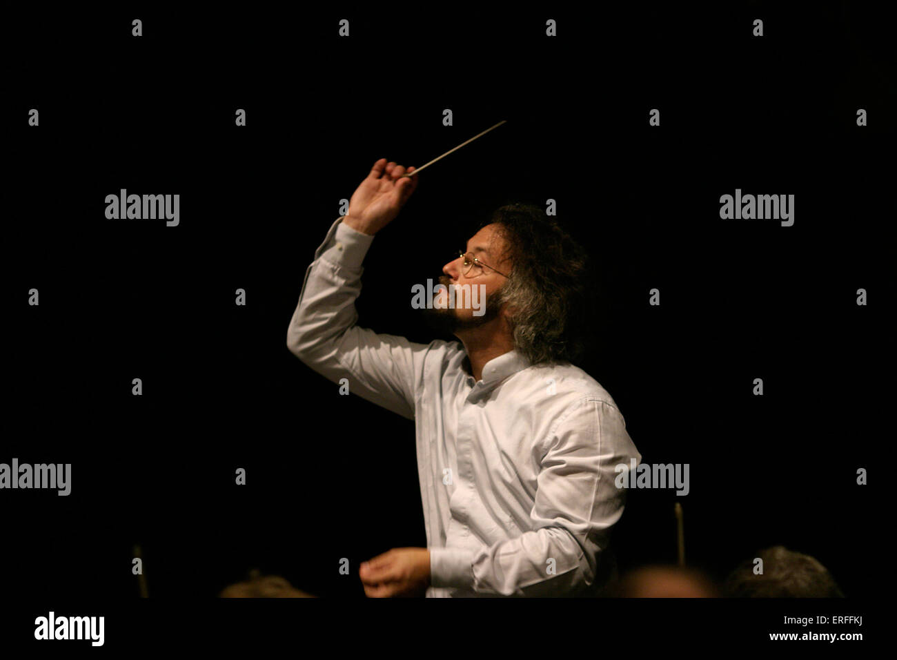 Carlos Kalmar conduzione, ottobre 2004. Wiltshire Music Center. Conduttore austriaco. Nato in Uruguay per genitori austriaci Foto Stock