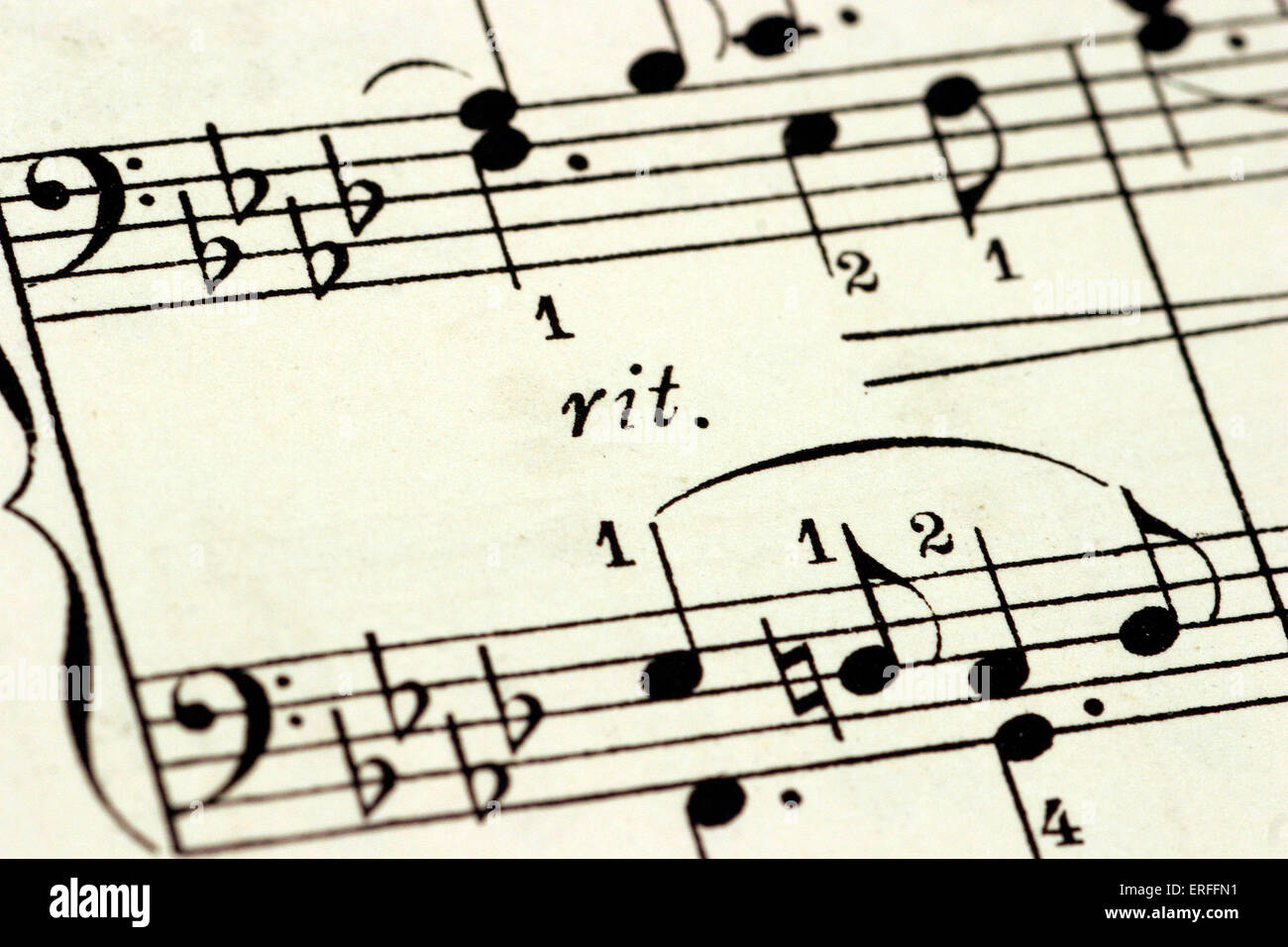 Tastiera stampata / musica per pianoforte - in bass clef mostra 'rit" la marcatura e la diteggiatura Foto Stock