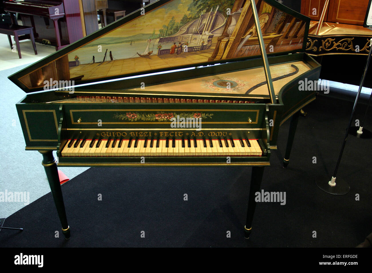 Spinetta in un caso dipinta con un dipinto di scena all'interno del coperchio. Foto Stock