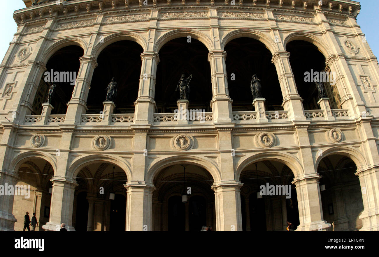 Facciata della Vienna opera house. Aperto per la prima volta il 25 maggio 1869. Foto Stock