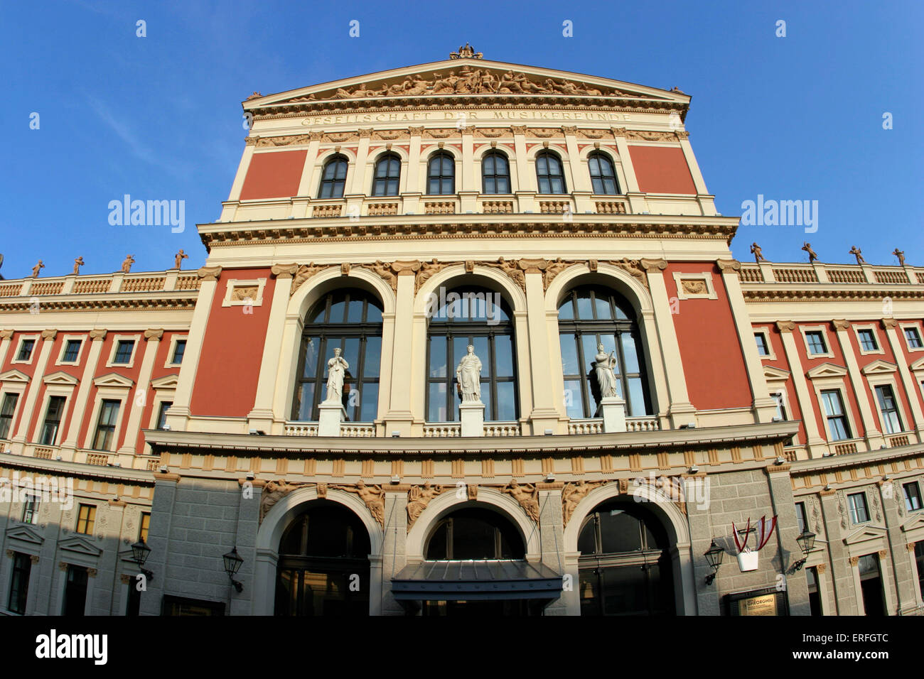La facciata della sala concerti Musikverein di Vienna, Austria. Aperto il 6 gennaio 1870. Home della Orchestra Filarmonica di Vienna. Foto Stock