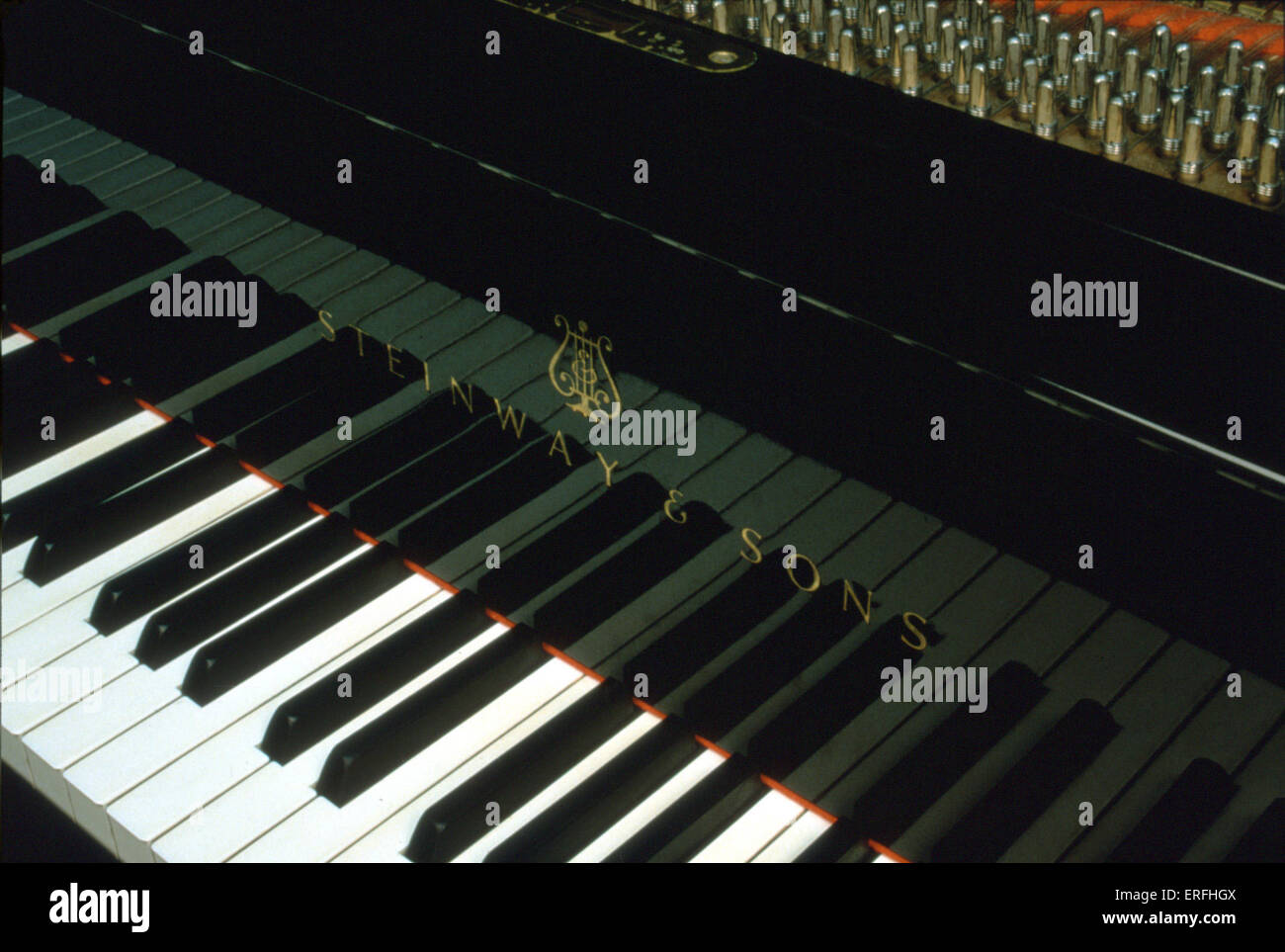 Vicino sul pianoforte tastiera mediante la Steinway Foto Stock