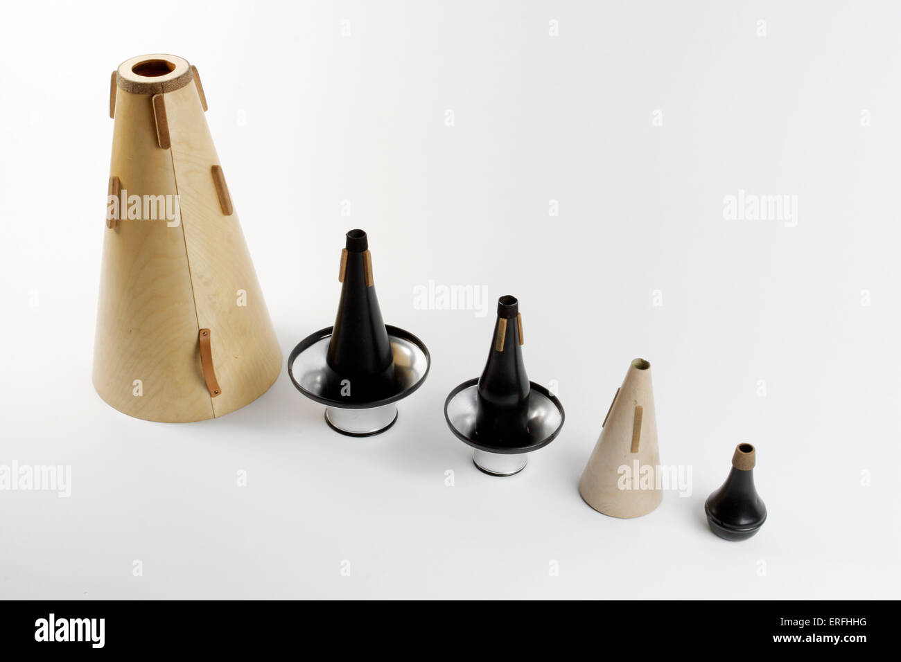 Ottone silenzia (L-R, tuba, trombone basso, avvisatore acustico, Tromba) sfondo bianco Foto Stock