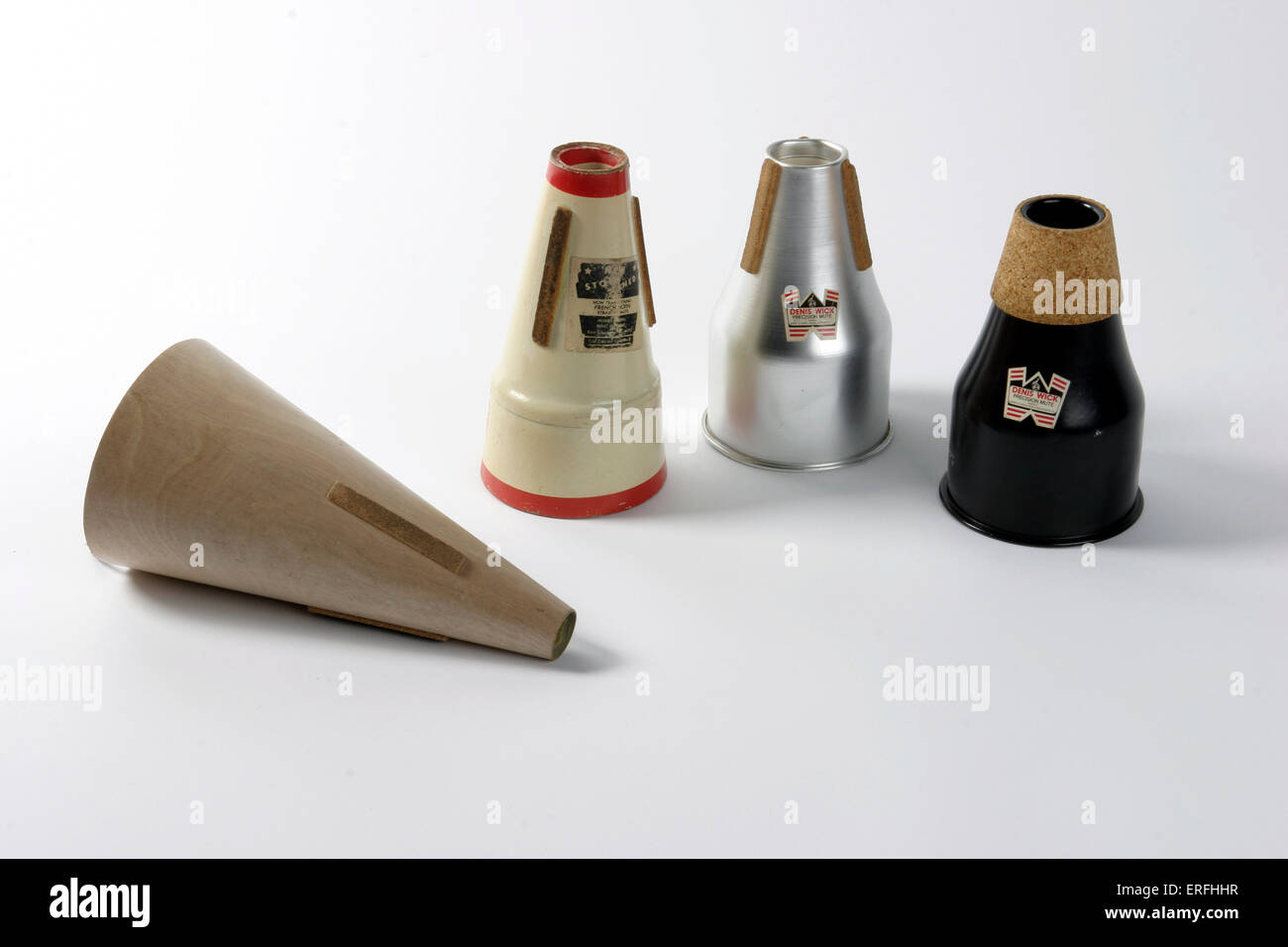 Avvisatore acustico silenzia includente una pratica nero muto sfondo bianco Foto Stock