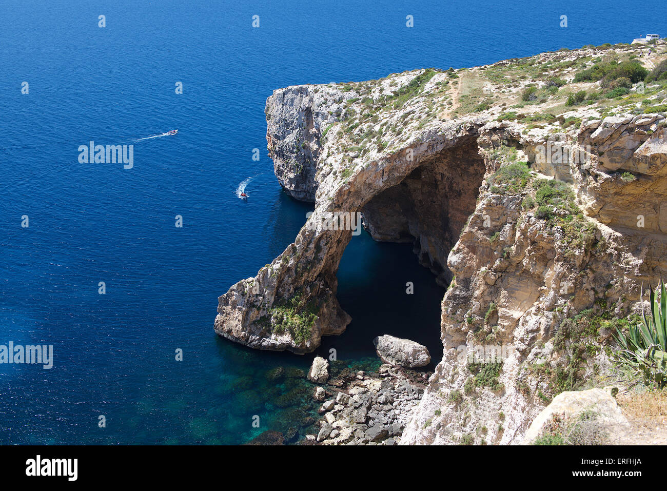 Bella Grotta Blu vista in isola di Malta con un mare azzurro sfondo, destinazione turistica in Malta, la Grotta Azzurra, un luogo popolare Foto Stock