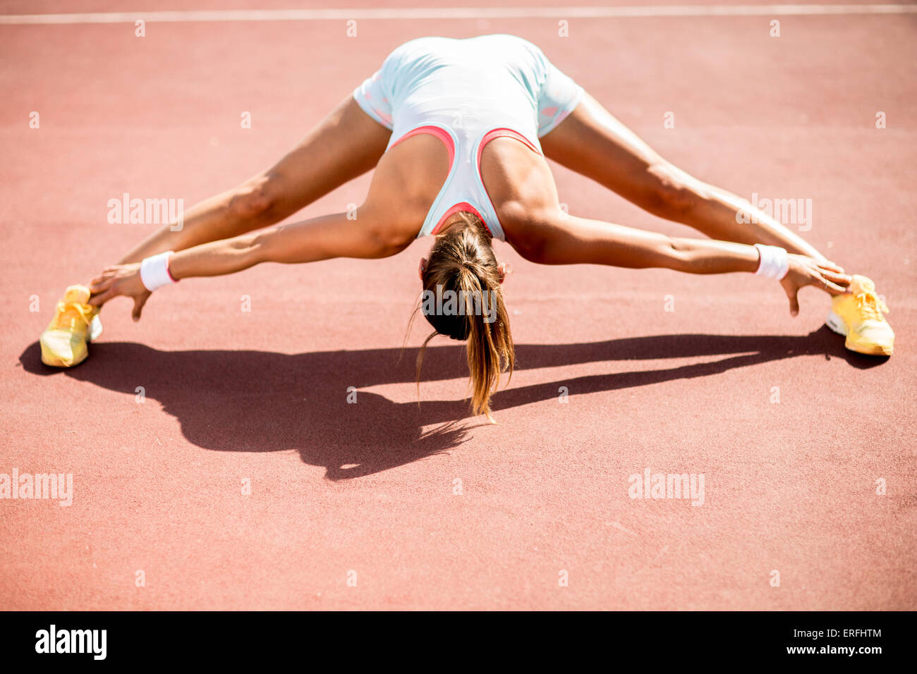 Giovane donna facendo esercizio all'aperto Foto Stock