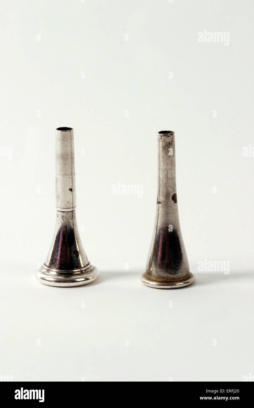 Avvisatore acustico boccagli sfondo bianco. Boccaglio Foto Stock