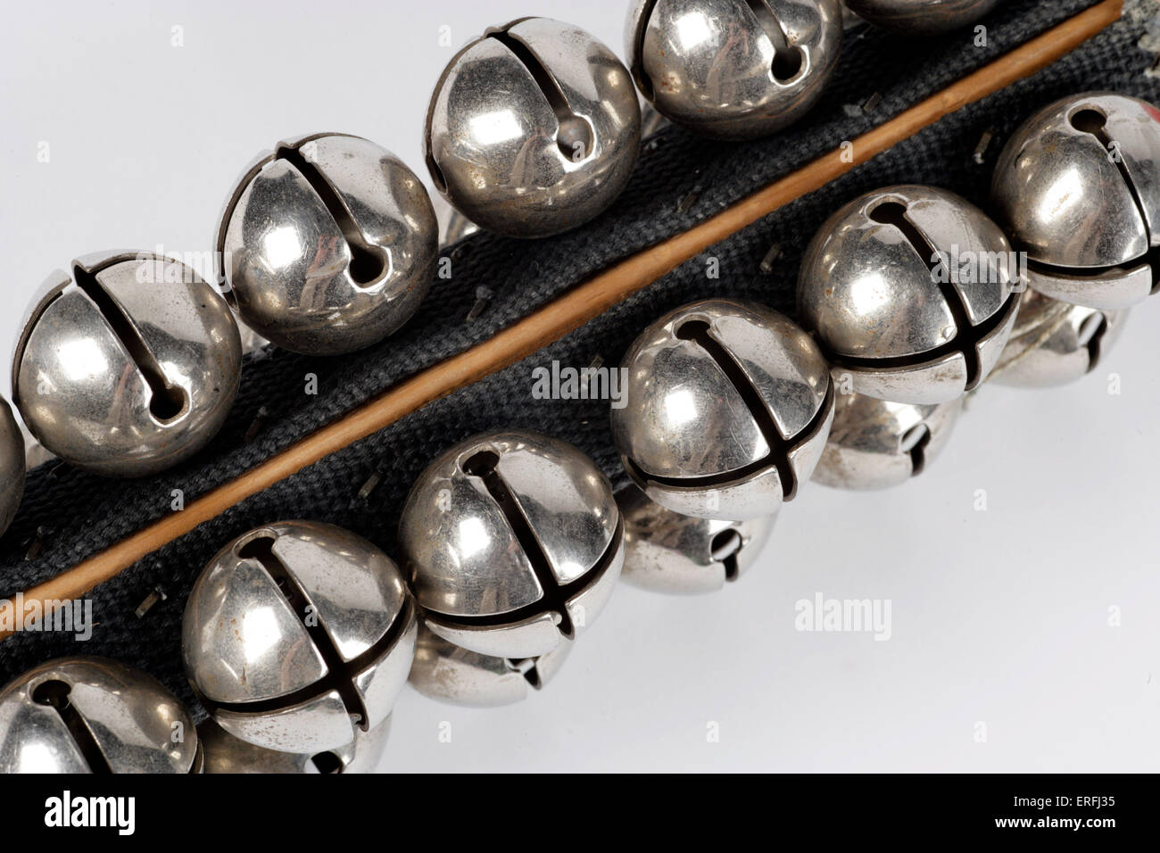 Sleigh bells impostato su un post. Sfondo bianco. Foto Stock