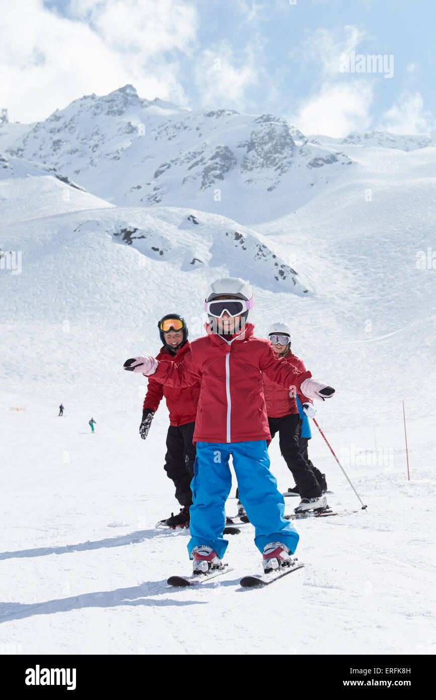 Famiglia in vacanza sugli sci in montagna Foto Stock