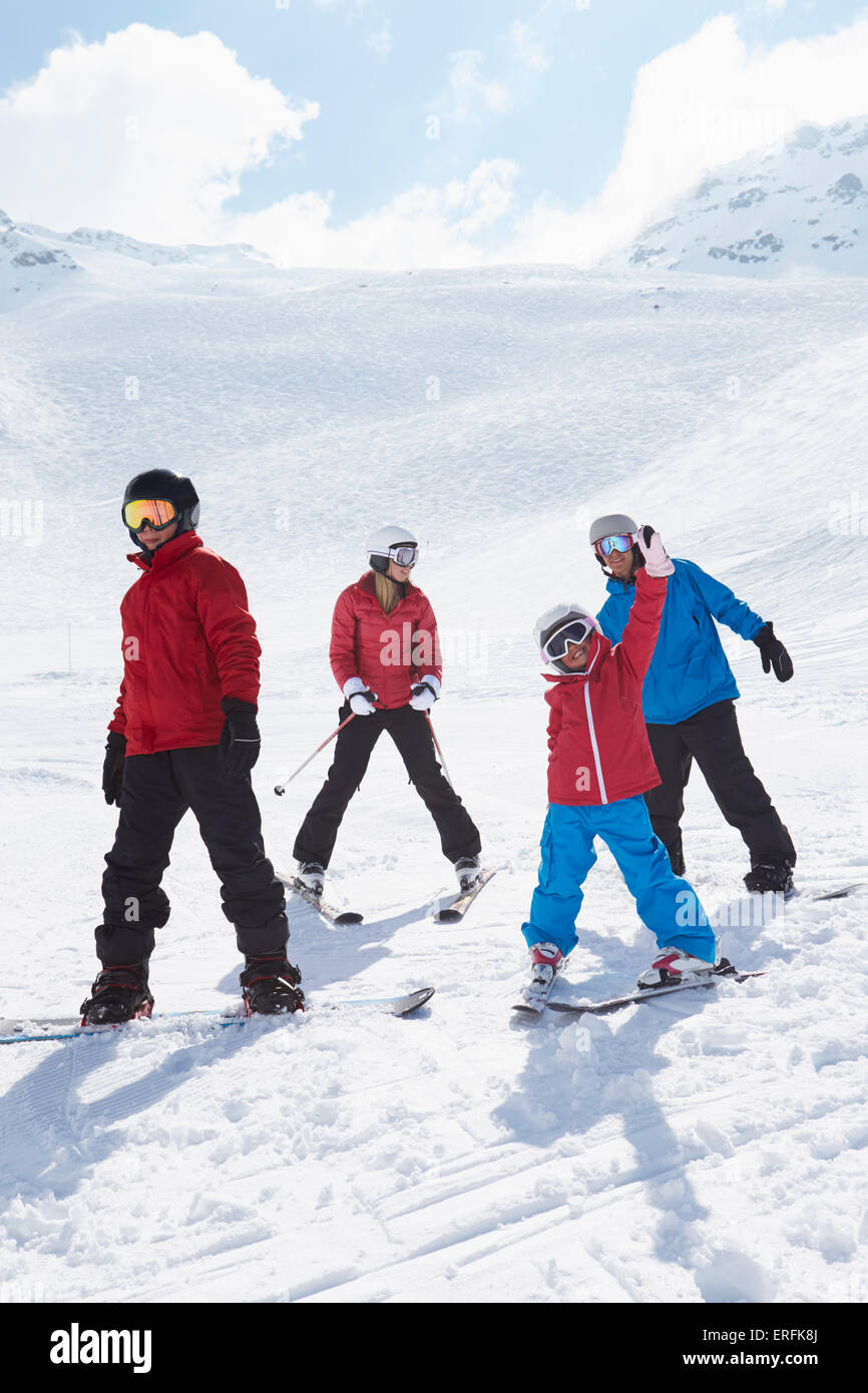 Famiglia in vacanza sugli sci in montagna Foto Stock