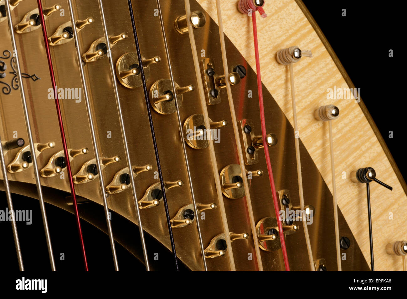 Concerto arpa - close-up di dettaglio che mostra le stringhe e piroli sfondo nero Foto Stock