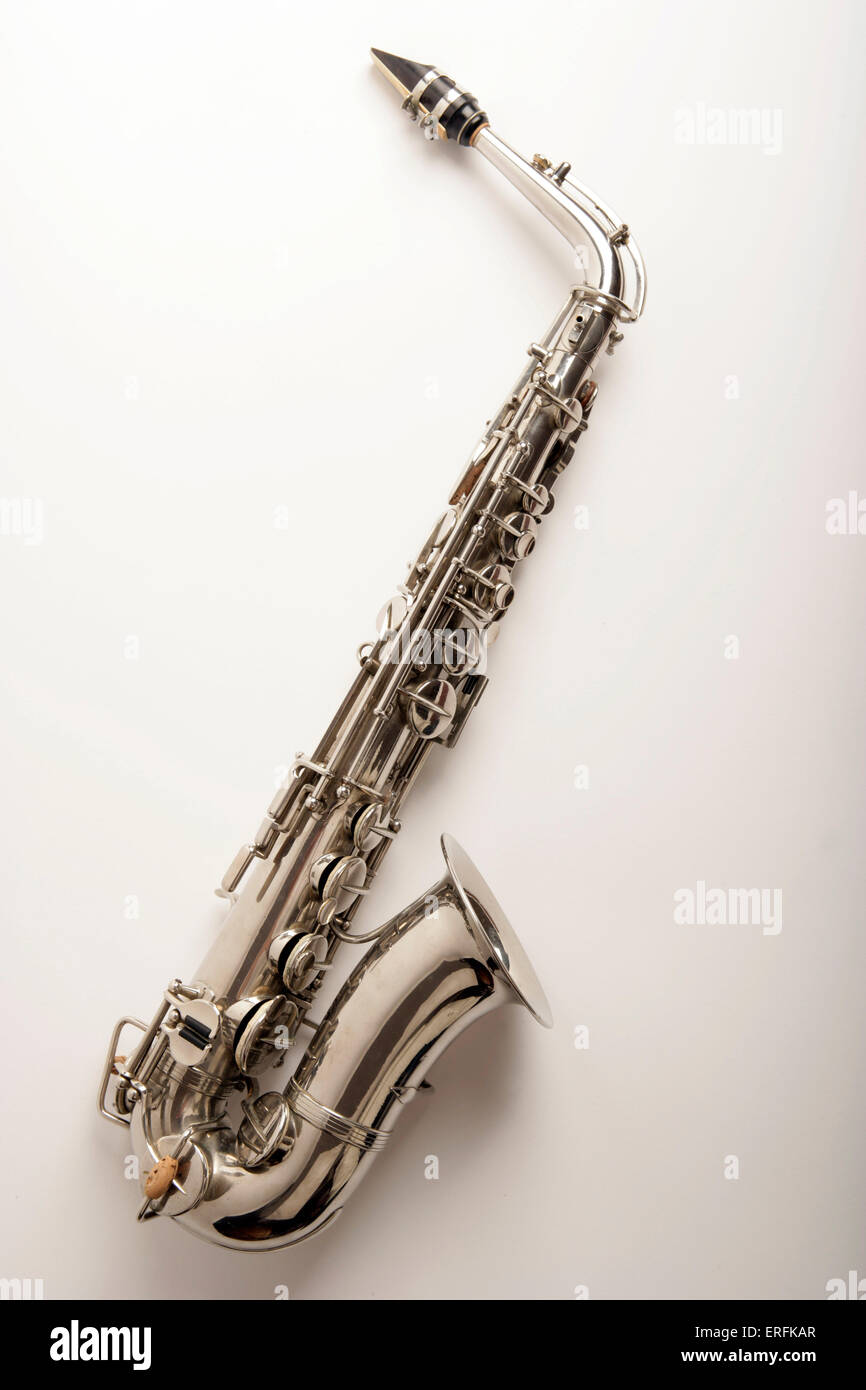 Alto sassofono con finitura argento. Sfondo bianco Foto Stock
