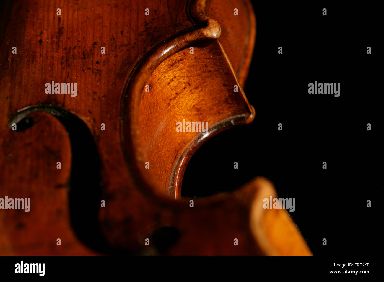 Violino - close-up del corpo con foro F sfondo nero Foto Stock