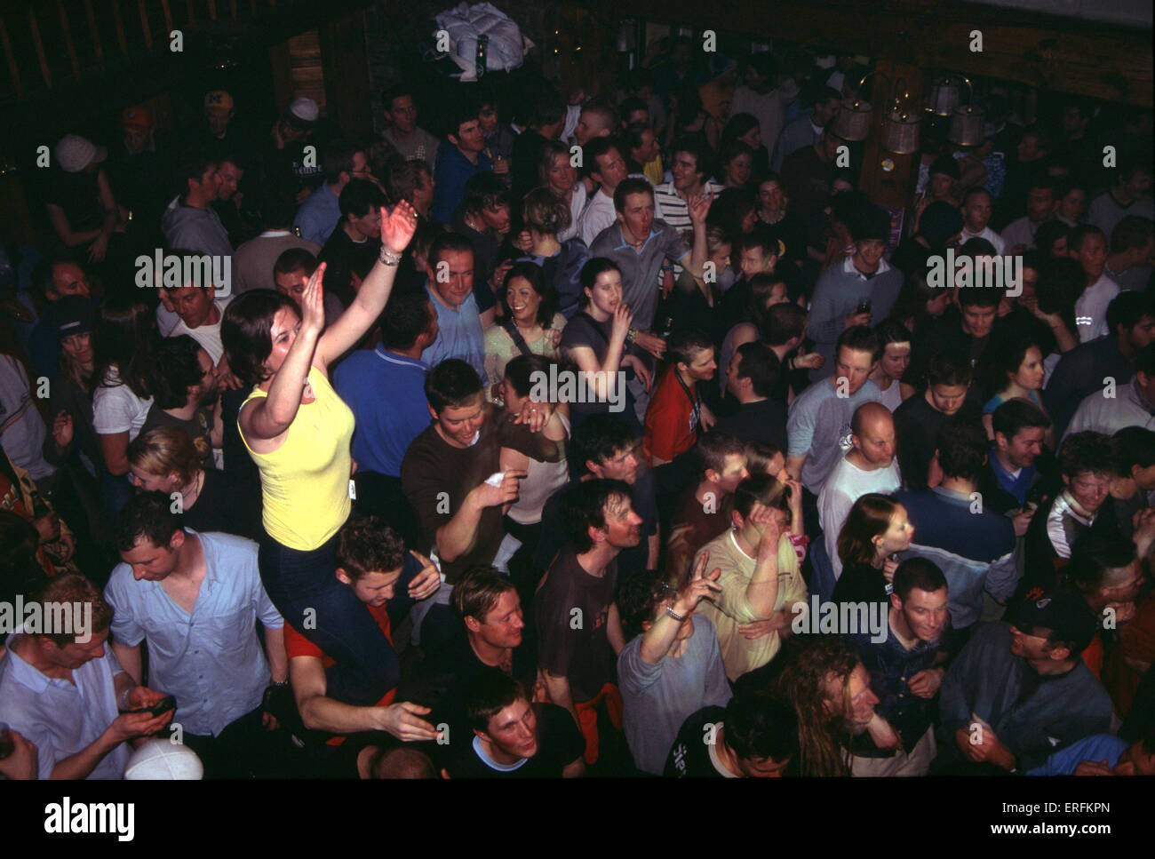 Discoteca - giovani ballare in un club a DJ 's musica, 2000. Vista da sopra. Deejay. Foto Stock