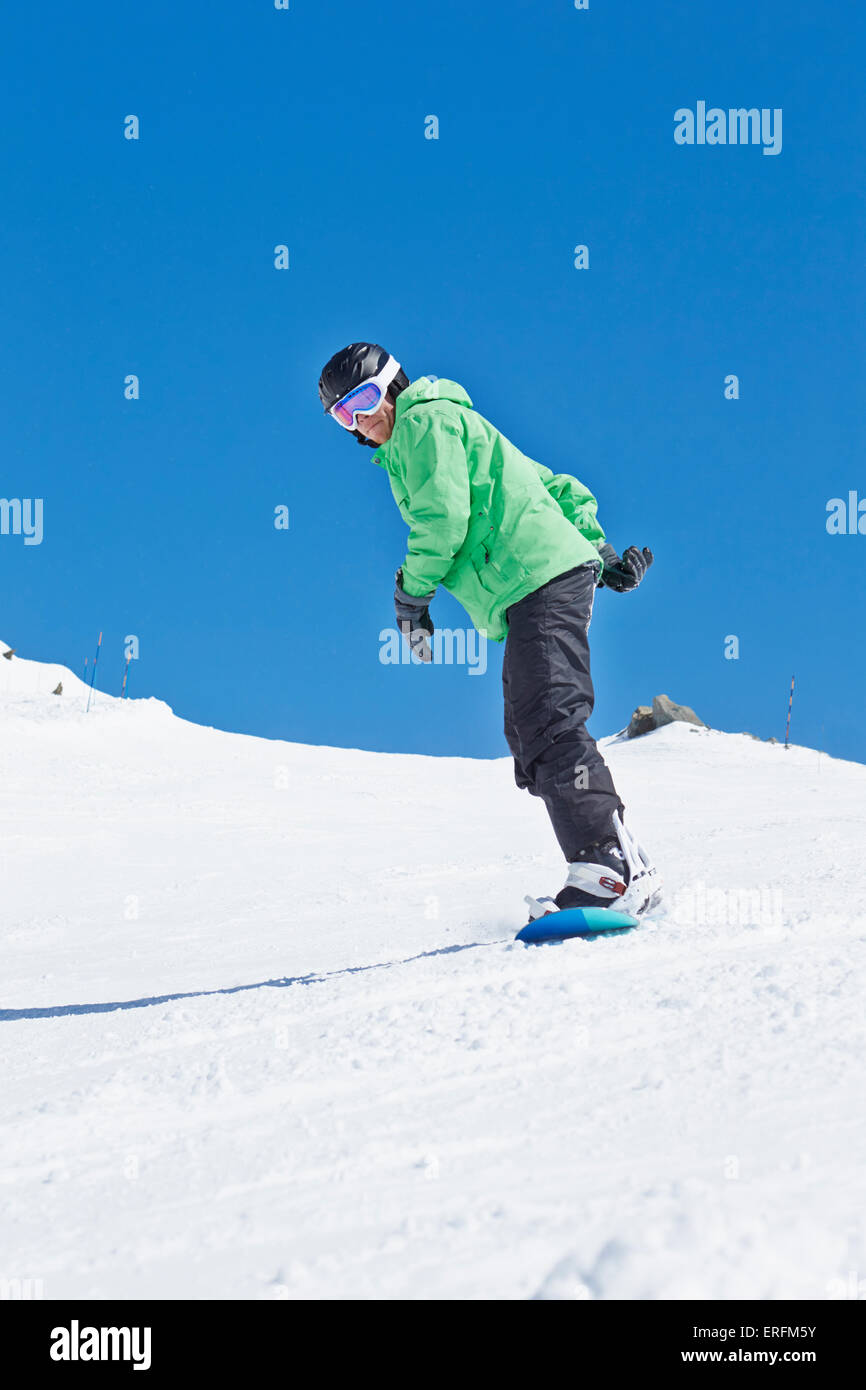 L uomo lo snowboard in vacanza sugli sci in montagna Foto Stock