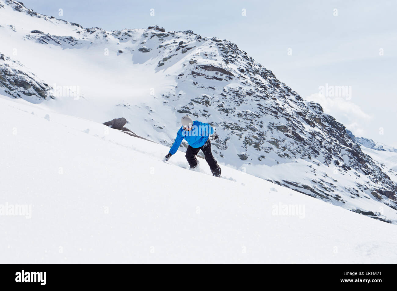 L uomo lo snowboard in vacanza sugli sci in montagna Foto Stock