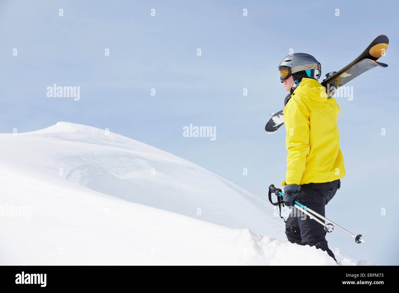 Uomo con gli sci in vacanza in montagna Foto Stock