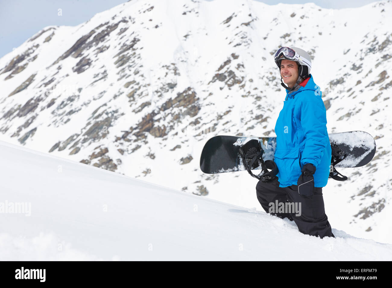 Uomo con lo snowboard su sci vacanze in montagna Foto Stock
