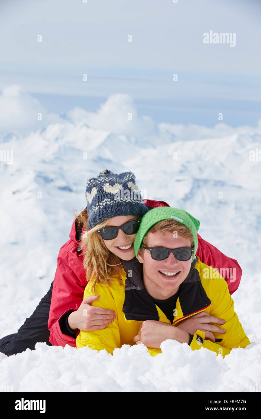 Giovane avendo divertimento sugli sci vacanze in montagna Foto Stock