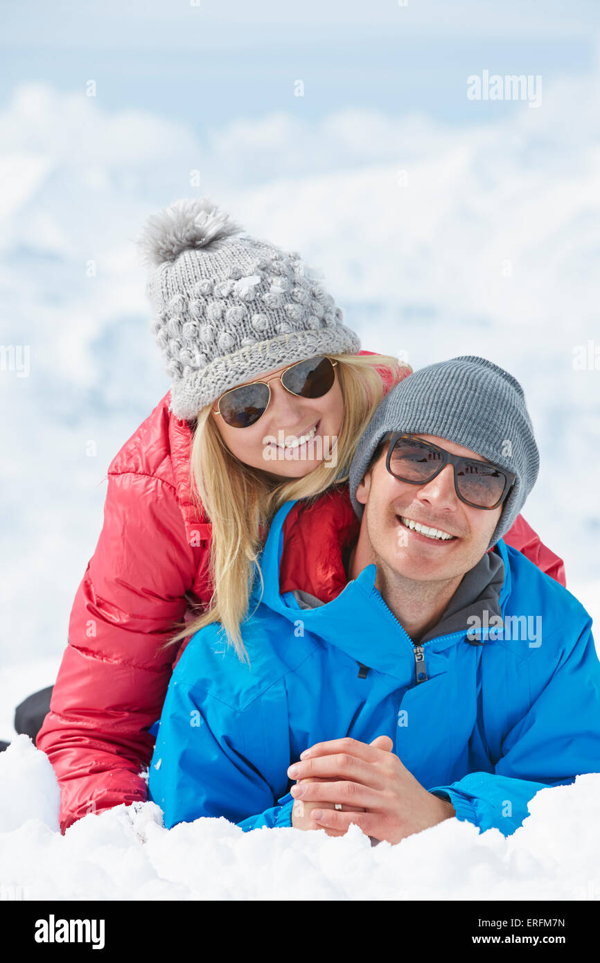 Giovane avendo divertimento sugli sci vacanze in montagna Foto Stock