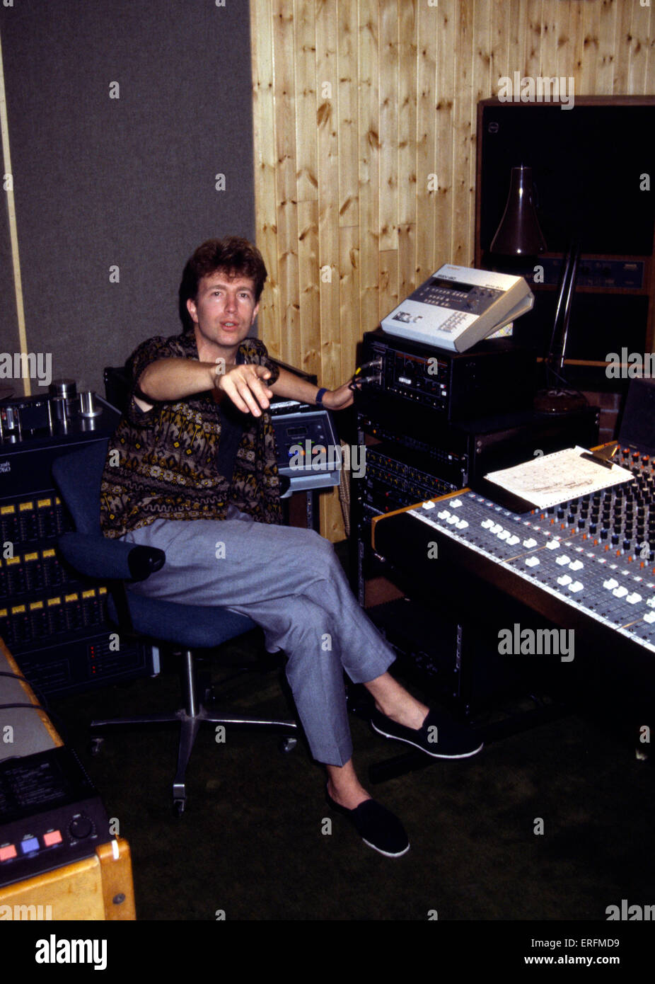 Tom Robinson - Ritratto del cantautore italiano e chitarrista nel suo studio di registrazione, 1985. b. 1 Giugno 1950. Foto Stock