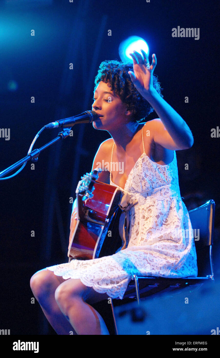 Corinne Bailey Rae - Inglese cantante e cantautore di eseguire presso la Somerset House, Londra, UK, 12 luglio 2006, b. 26 Febbraio Foto Stock