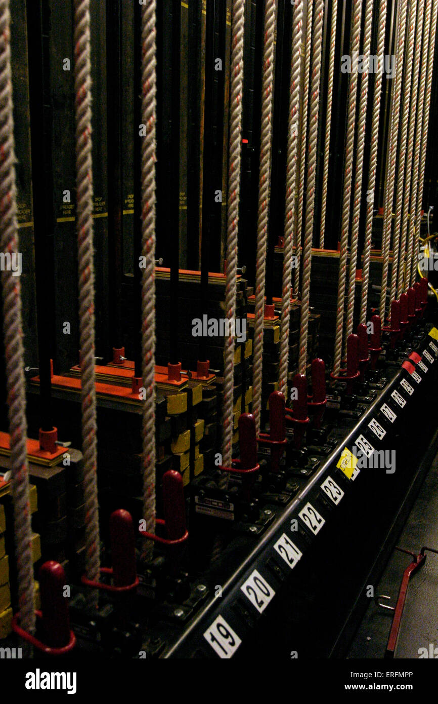 Fly gallery - corde o funi in corrispondenza del lato di uno stadio utilizzato per sollevare e abbassare il paesaggio, tende o linguette. Foto Stock