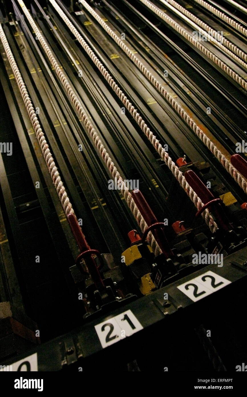 Fly gallery - corde o funi in corrispondenza del lato di uno stadio utilizzato per sollevare e abbassare il paesaggio, tende o linguette. Foto Stock