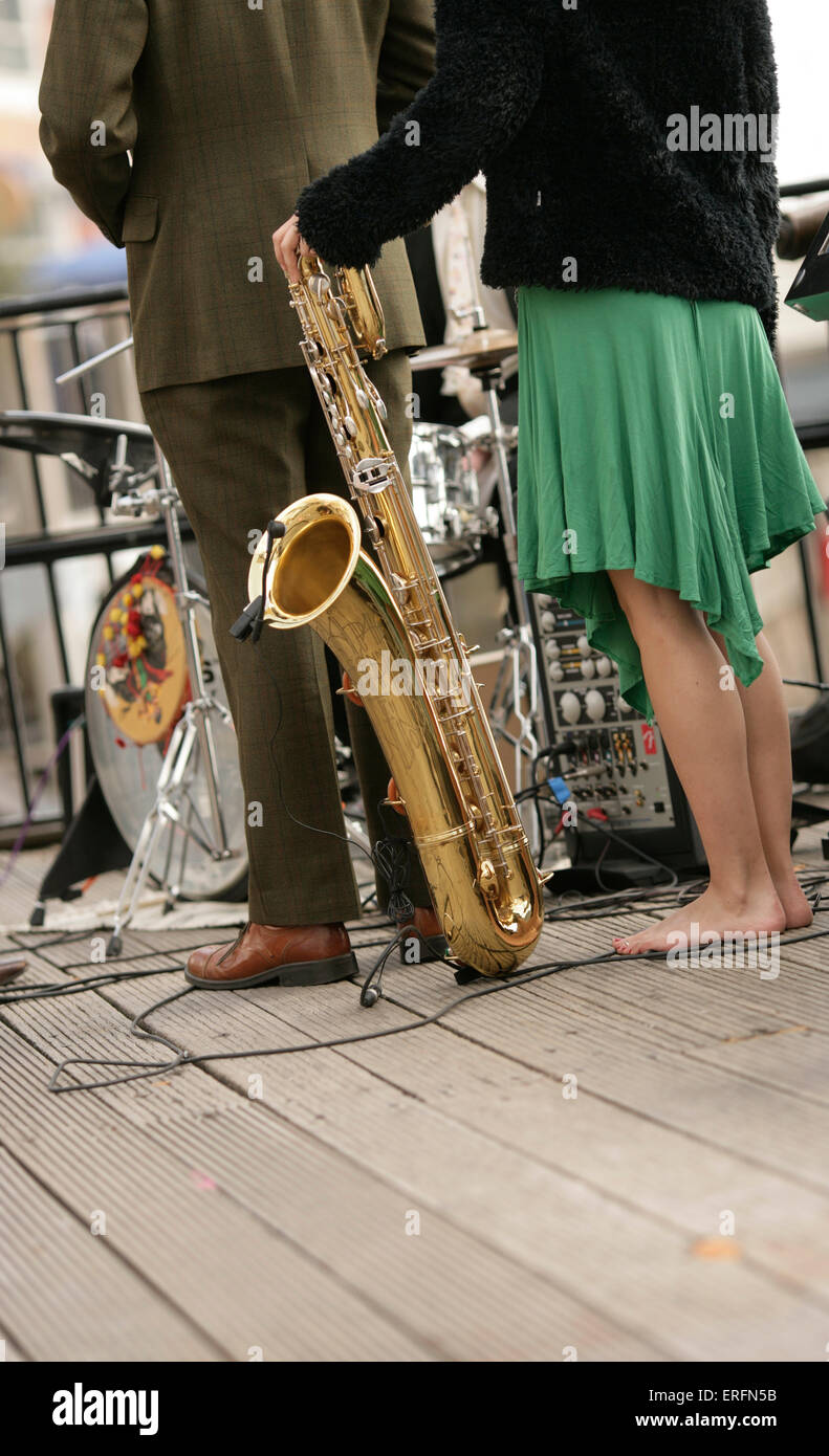 Sassofono baritono - Ritratto di una strada gruppo jazz. Foto Stock