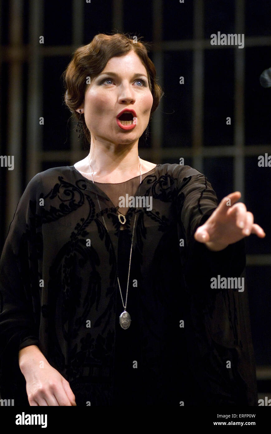 William Shakespeare 's giocare 'Twelfth Night' al Chichester Festival Theatre, UK, luglio 2007. Kate Fleetwood come Olivia. Directe da Filippo franchi. Foto Stock