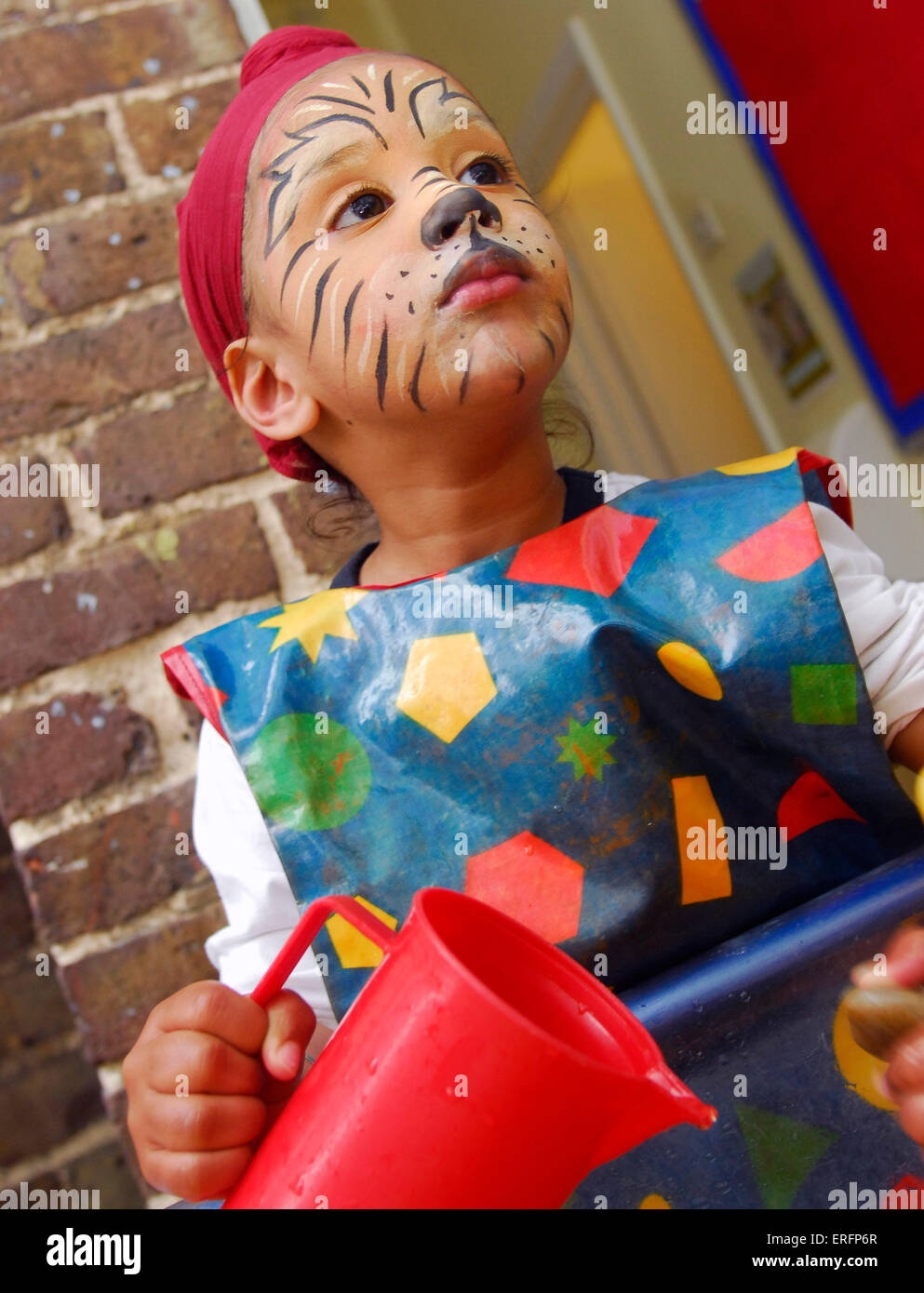 Bambino allievo della scuola di pittura presso un vivaio, Middlesex, Regno Unito. Foto Stock