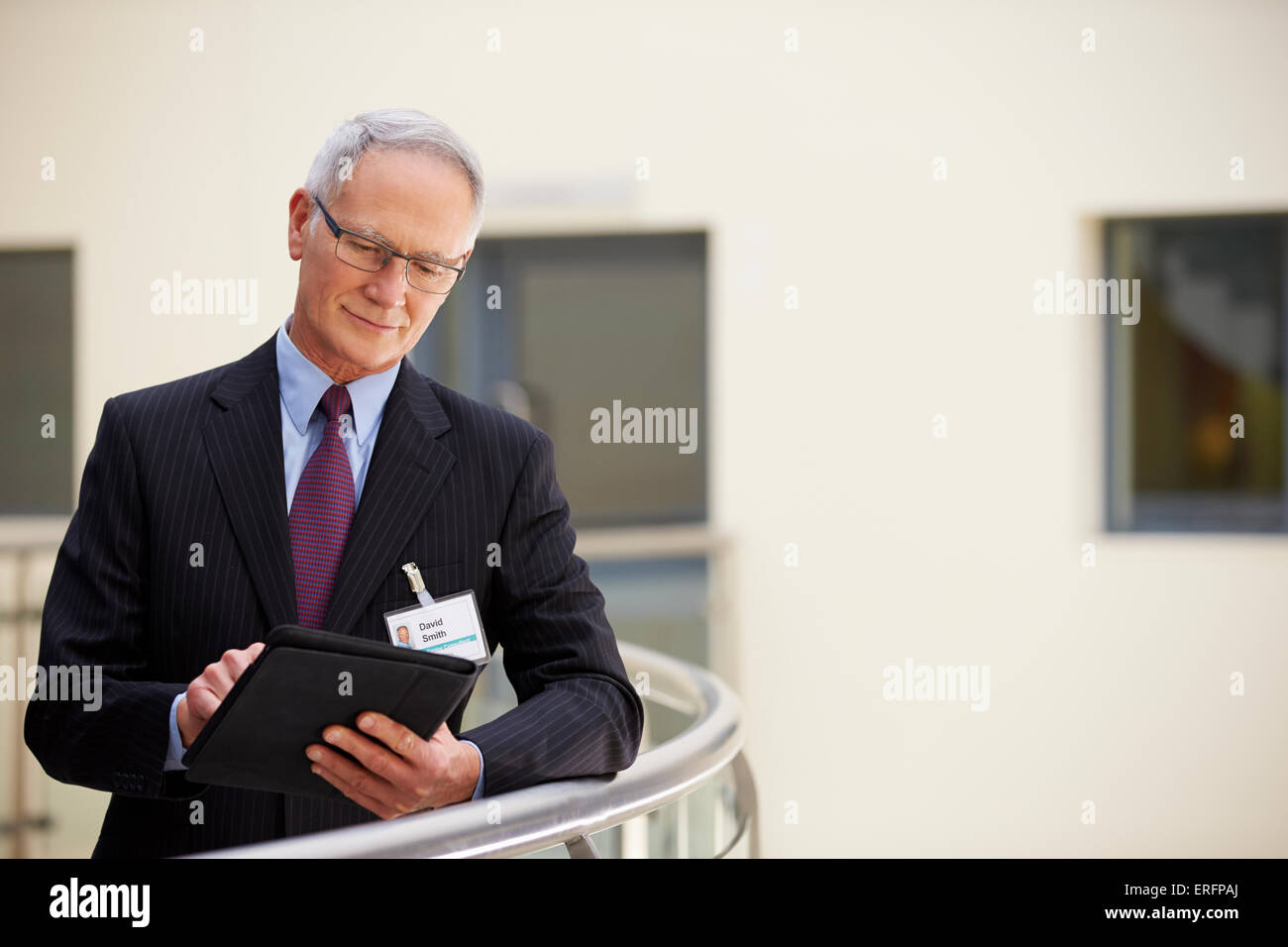 Consulente maschio utilizzando digitale compressa in ospedale Foto Stock