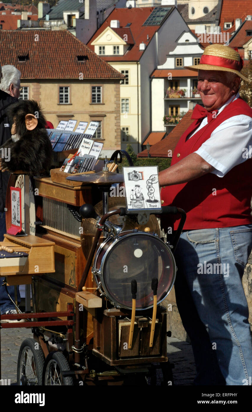 Musicista di strada, wind-up street organ player - sul Ponte Carlo a Praga. Foto Stock