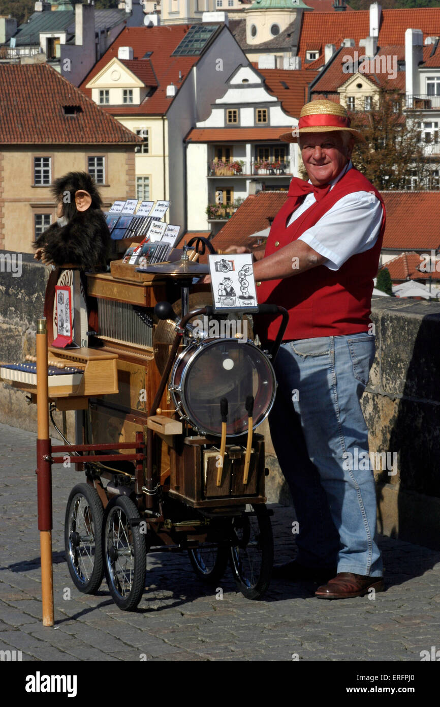 Musicista di strada, wind-up street organ player - sul Ponte Carlo a Praga. Foto Stock