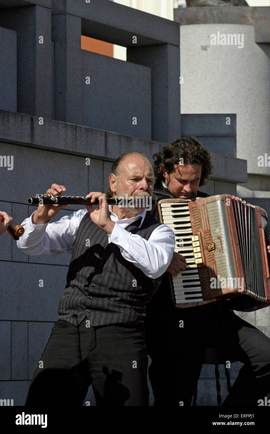 Musicisti di strada, flautista e i fisarmonicisti - in Praga. Foto Stock