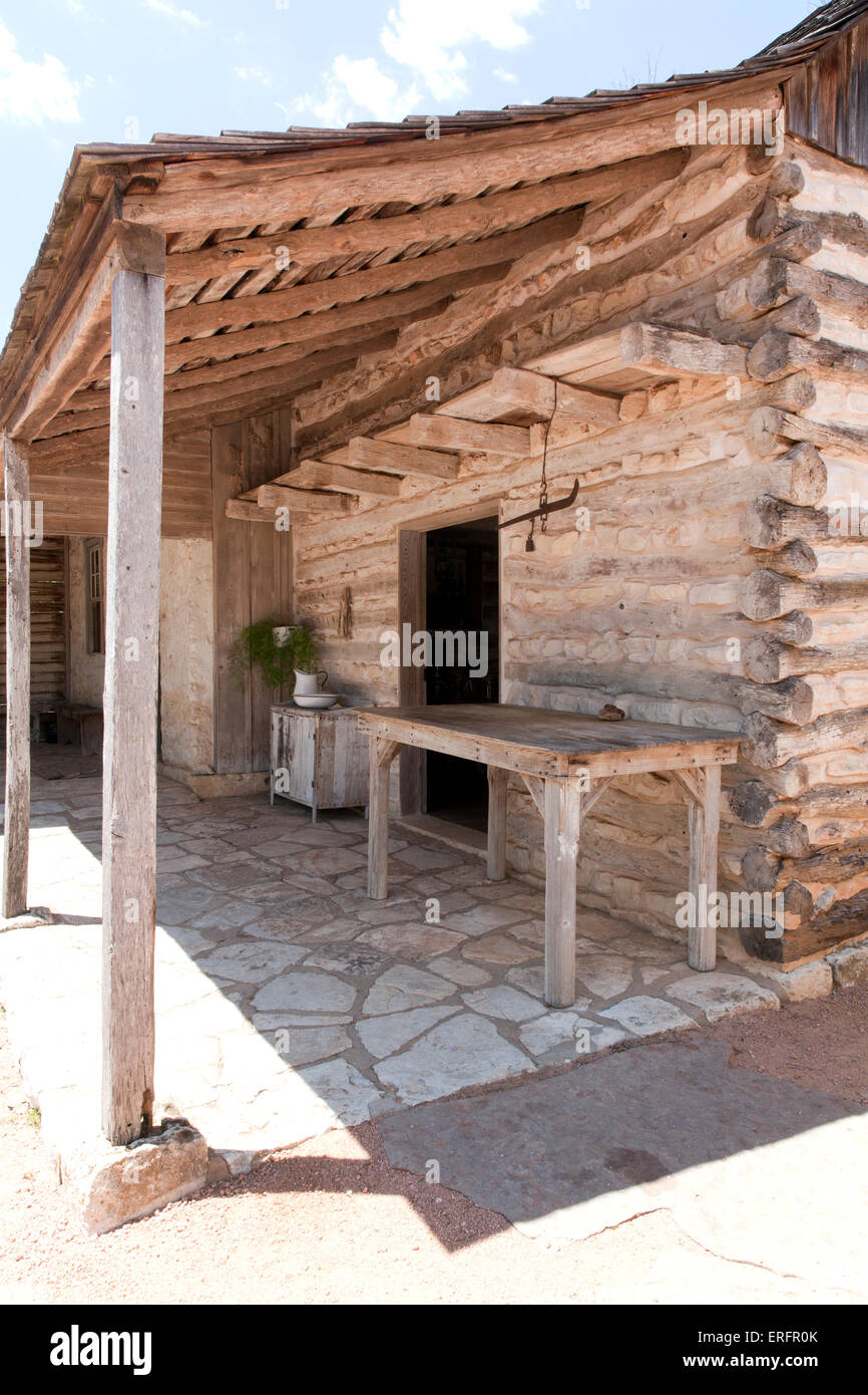 Log originale cabina, costruito nel 1869, a Sauer-Beckman Storia viva Farm, LBJ stato parco e sito storico, Stonewall, TX Foto Stock
