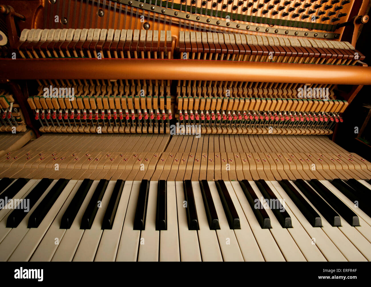 Interno di un pianoforte verticale - che mostra l'azione o il meccanismo e  le chiavi. Realizzato da John Broadwood Foto stock - Alamy