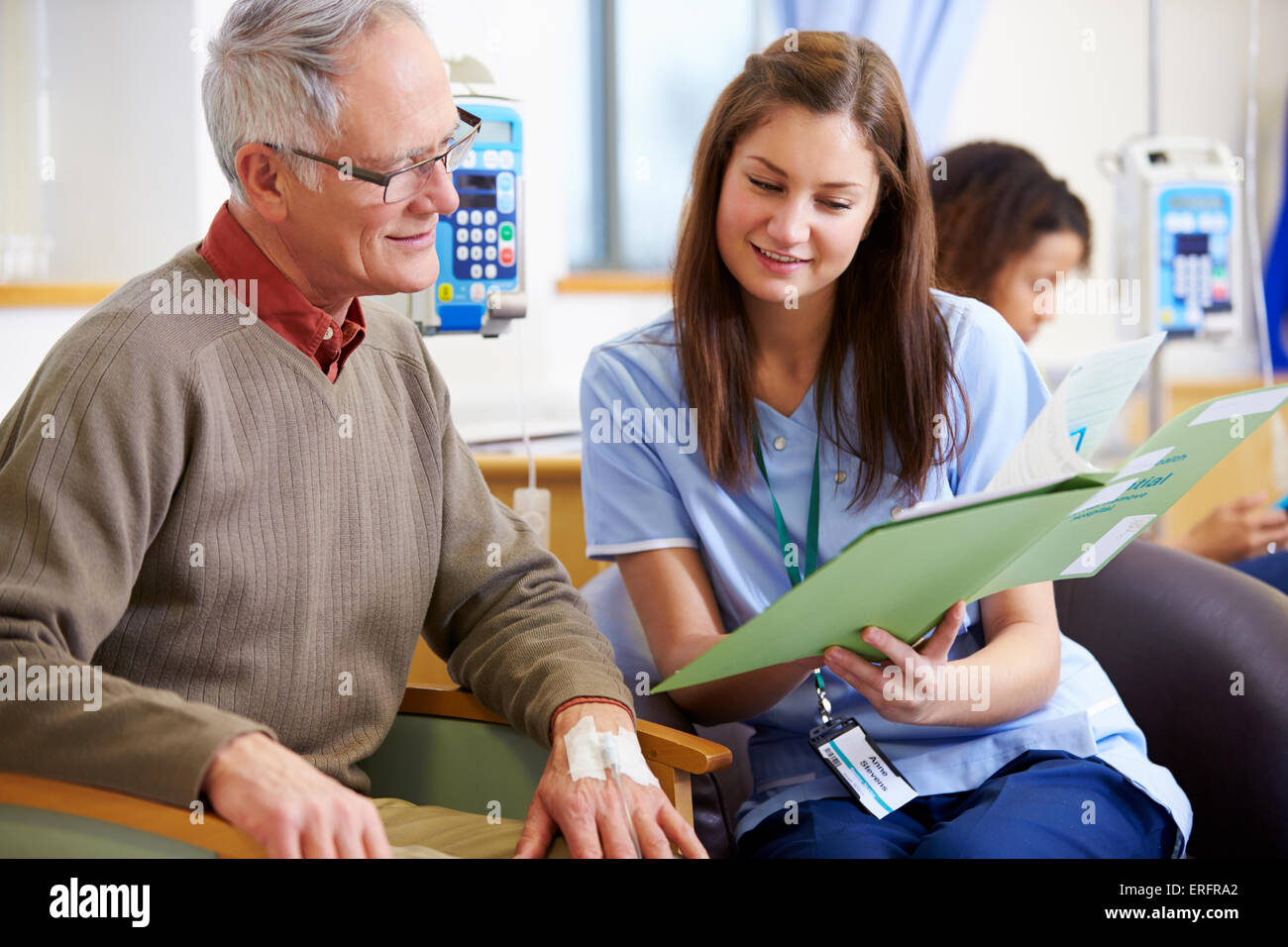 Senior uomo sottoposto a chemioterapia con un infermiere Foto Stock