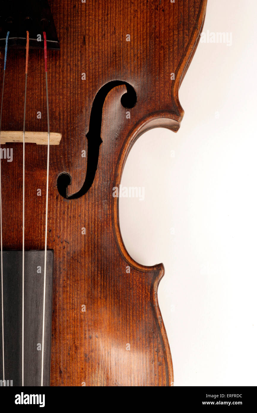 Il Violino, dettaglio del foro F - copia di uno strumento realizzato da Jacobus Stainer. Close up dettaglio del foro F Foto Stock