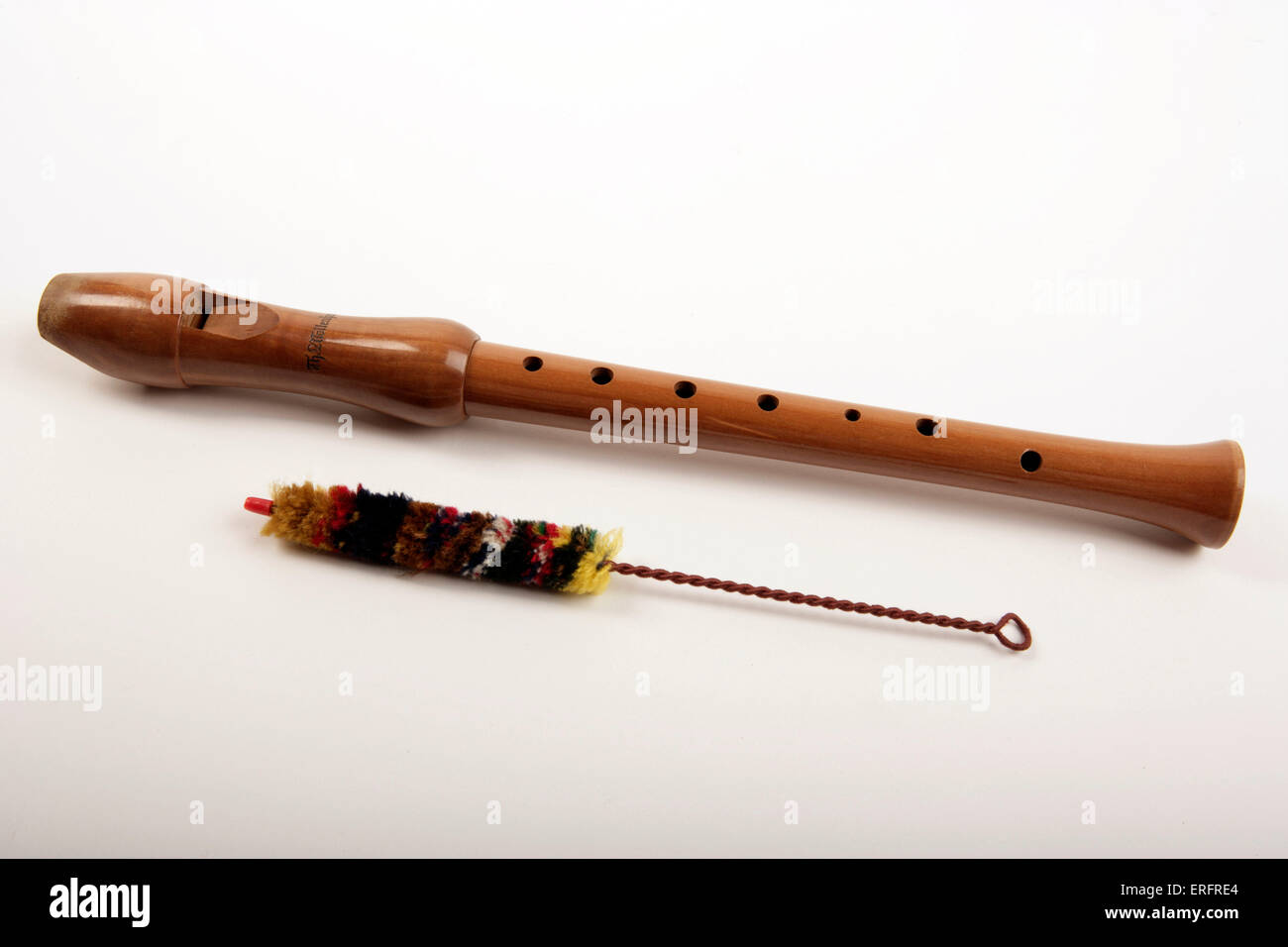 Soprano in legno Descant recorder - foro unico varietà fatta da Thomas Mollenhauer. Con la spazzola di pulizia Foto Stock