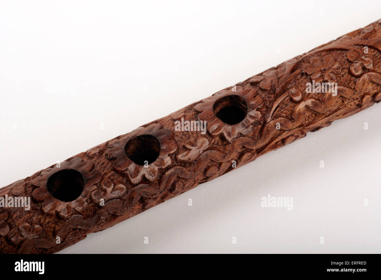 Legno intagliato flauto arabo - realizzato in legno di palissandro. Dettaglio dei fori per le dita Foto Stock